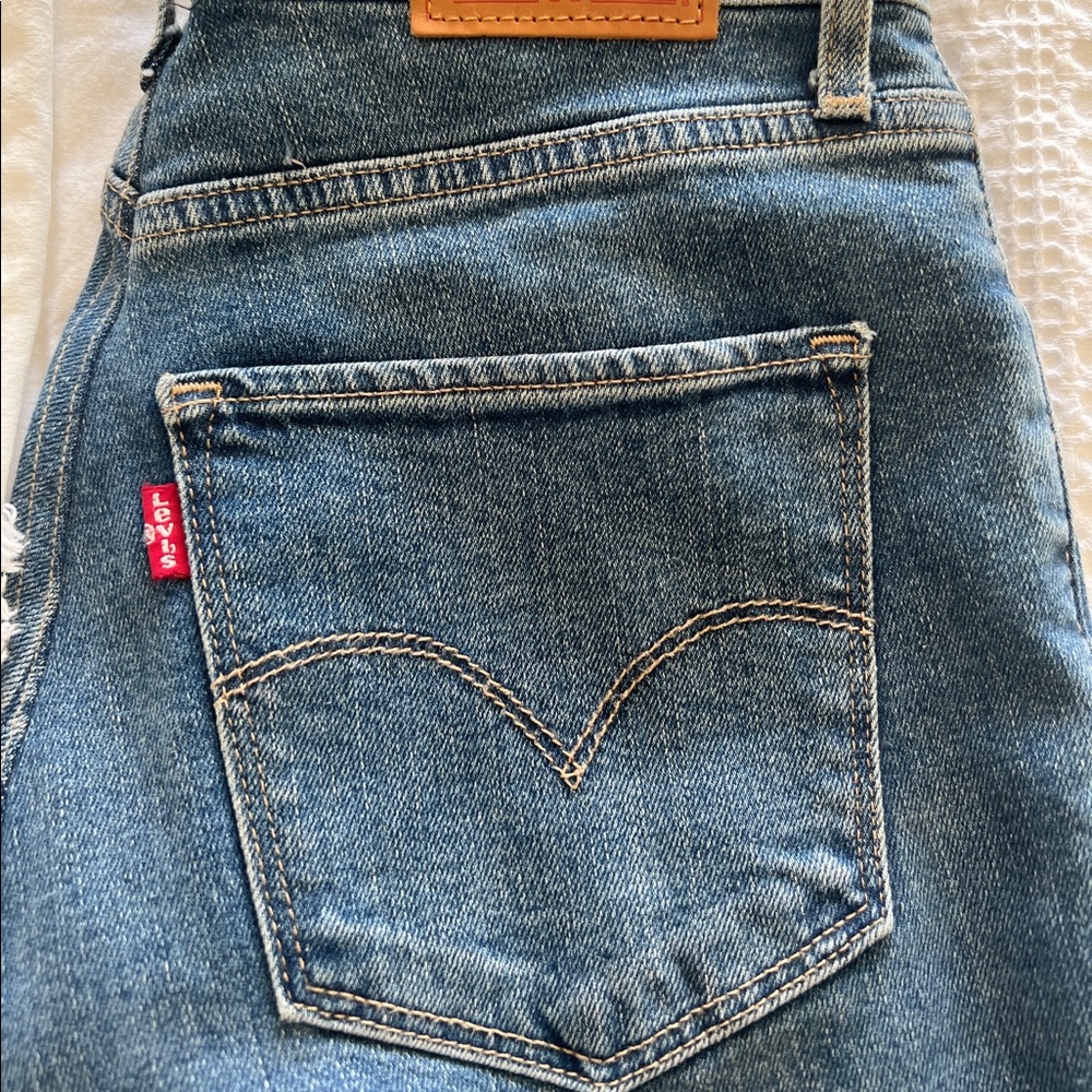 Levis Distressed Jean